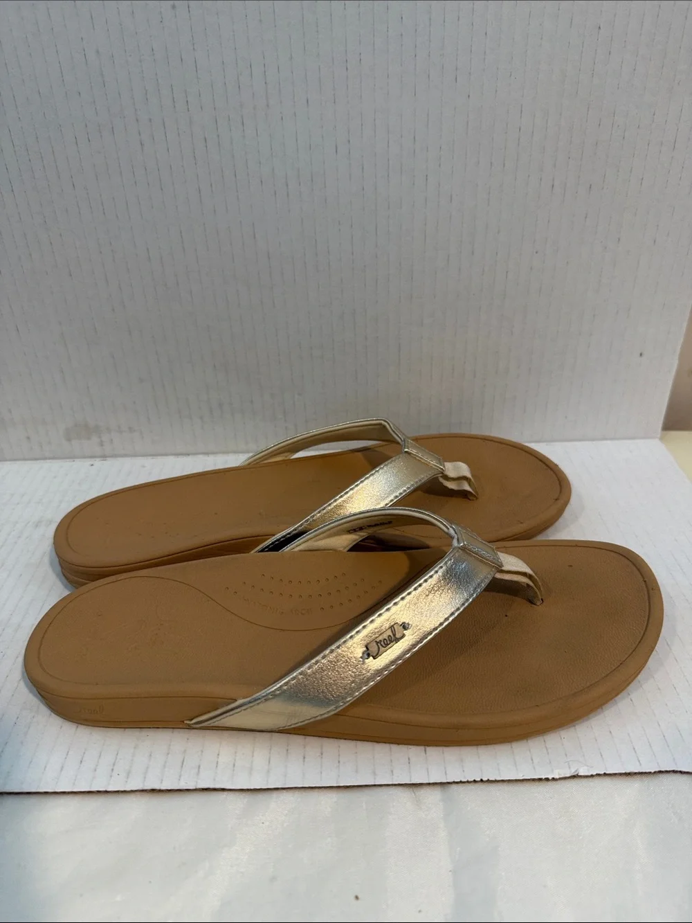 REEF CUSHION MELODY CHAMPAGNE METALLIC FLIP FLOPS SANDALS (sz 8)